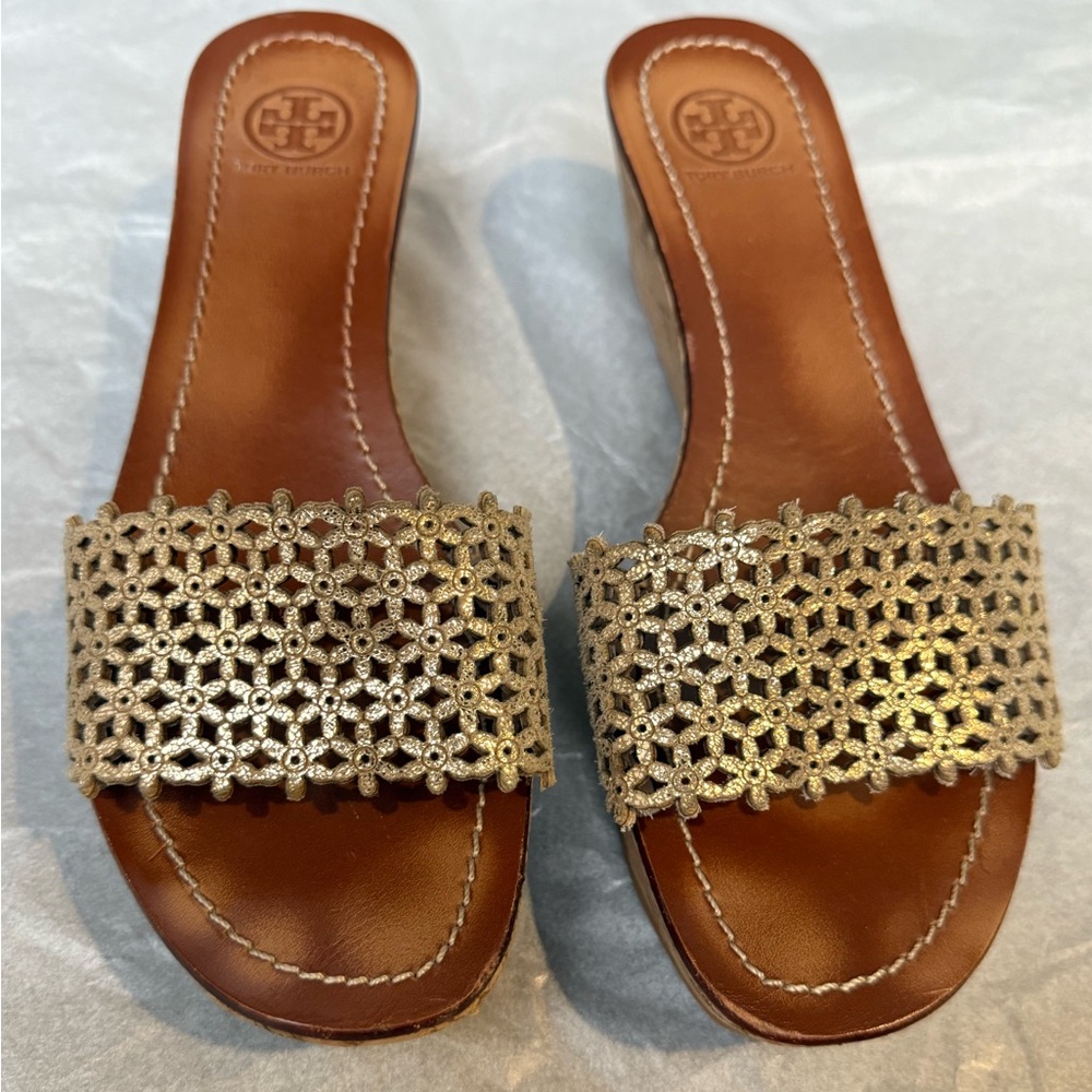 Tory Burch Daisy Floral Perforated Cork Wedge Sandals | Gold | Size 8 - Picture 3 of 10